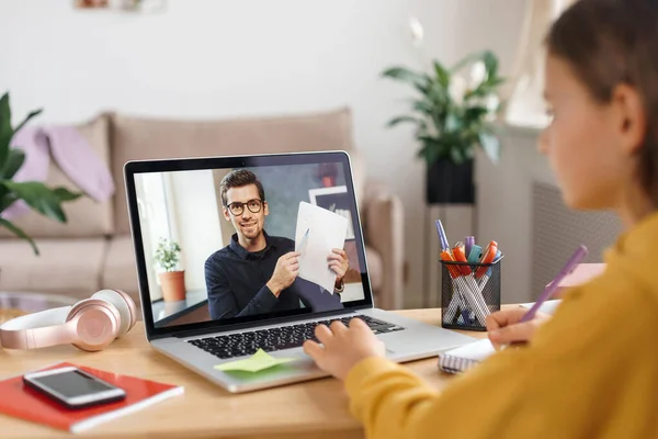 Ung Distanslärare Som Har Videokonferenssamtal Med Eleven Webbkamera Flicka Med — Stockfoto