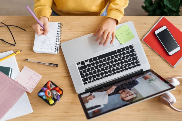 Visão Superior Menina Ter Chamada Vídeo Com Tutor Pessoal Casa — Fotografia de Stock