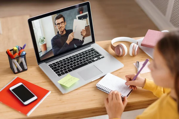 Concepto Educación Remota Línea Educación Hogar Niña Estudiando Casa Utilizando — Foto de Stock