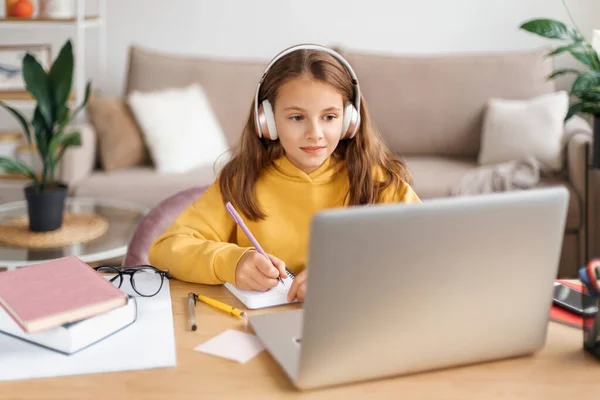 Estudar Casa Menina Sorrindo Aprendendo Casa Enquanto Covid Pandemia Fazendo — Fotografia de Stock