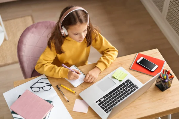 Ovanifrån Ung Flicka Bär Hörlurar Gör Läxor Vid Skrivbordet Sitt — Stockfoto