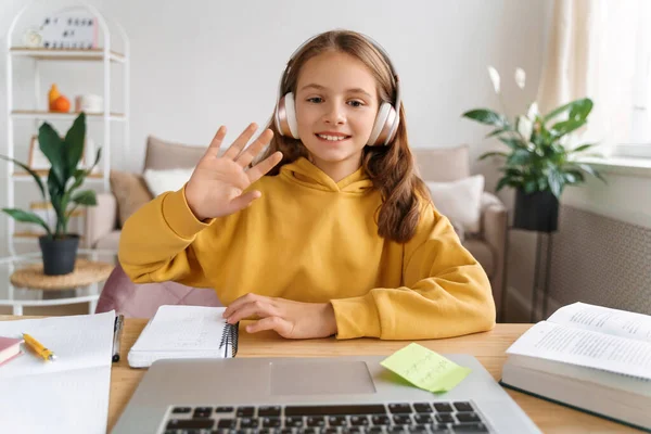 Glimlachend Schoolmeisje Maakt Videogesprek Met Laptop Thuis Met Behulp Van — Stockfoto