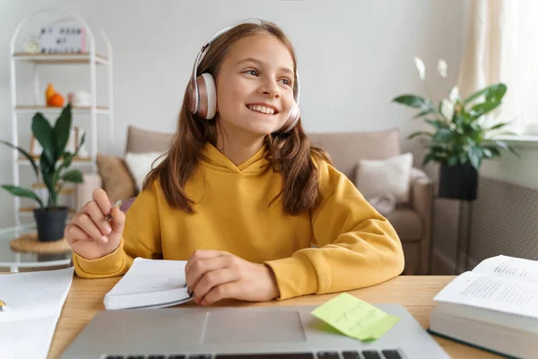 Glad Flicka Bär Hörlurar Med Bärbar Dator För Att Lära — Stockfoto