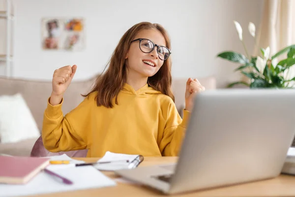 Känslomässigt Inspirerad Flicka Hittade Lösning Avslutade Sina Läxor Klarade Examen — Stockfoto