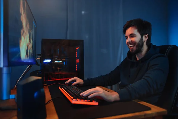 Joven Caucásico Feliz Jugador Disfrutando Jugando Shooter Línea Pasa Noche —  Fotos de Stock