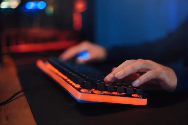 Fechar Mãos Jogador Teclado Apertar Botões Jogar Jogos Vídeo Online — Fotografia de Stock