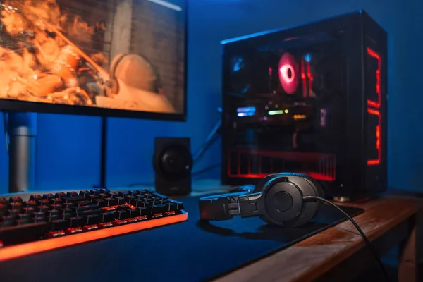 Computerspielarbeitsplatz Mit Neuer Spieltastatur Maus Kopfhörer Modernem Mit Blauem Und — Stockfoto