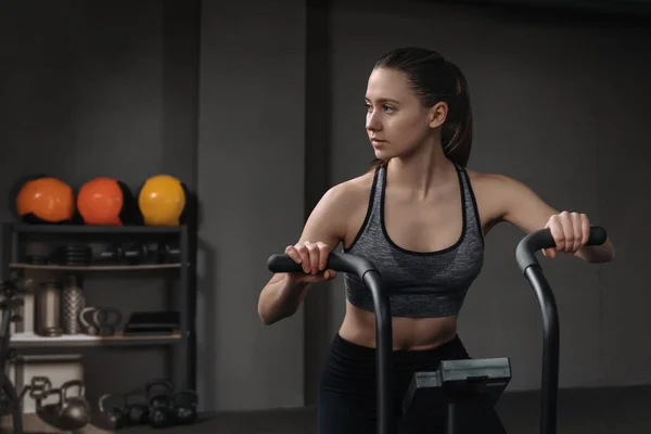 Apto Mulher Morena Atraente Fazendo Exercício Bicicleta Ginásio Jovem Esportiva — Fotografia de Stock