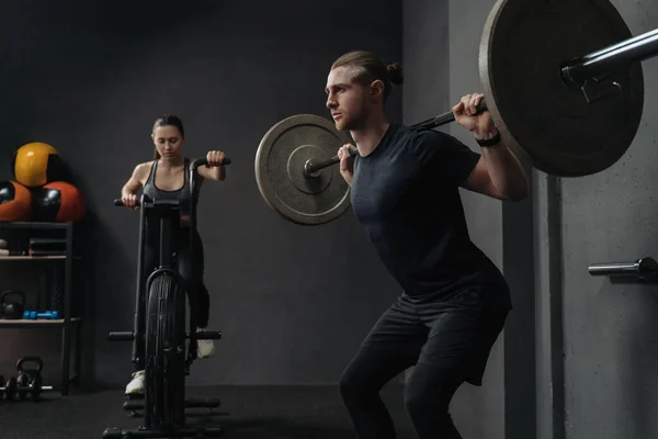 Casal Tem Treino Crossfit Ginásio Mulher Ajuste Atraente Está Trabalhando — Fotografia de Stock