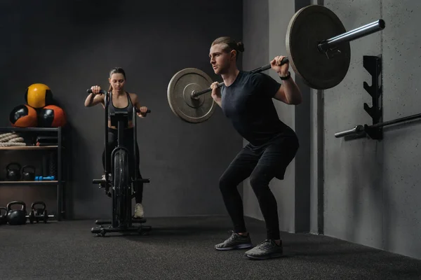 Treino Grupo Homem Musculoso Mulher Bonita Trabalhando Com Equipamento Crossfit — Fotografia de Stock