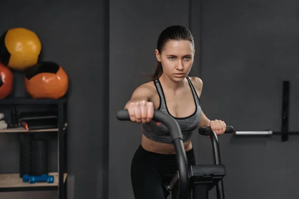 Retrato Atraente Jovem Formação Bicicleta Ginásio Crossfit Atleta Feminina Fazendo — Fotografia de Stock