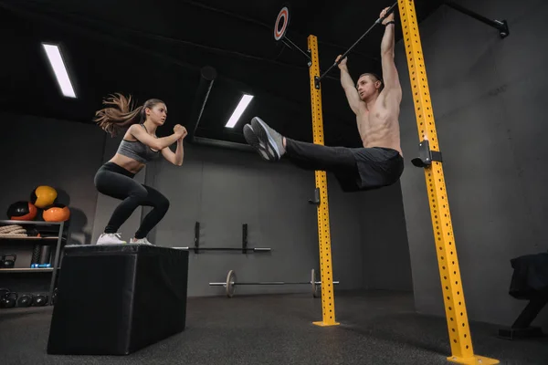 Kelas Olahraga Crossfit Pasangan Muda Melakukan Latihan Gym Melakukan Latihan — Stok Foto