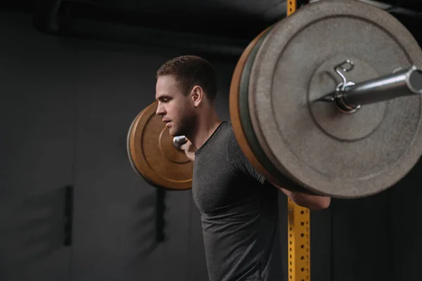 Porträt Eines Männlichen Bodybuilders Der Fitnessstudio Kniebeugen Macht Ein Muskulöser — Stockfoto