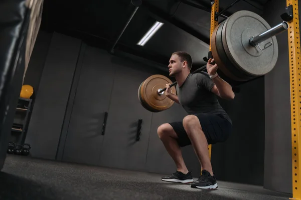 Muskulöser Kaukasischer Mann Der Gewichte Stemmt Und Fitnessstudio Kniebeuge Macht — Stockfoto