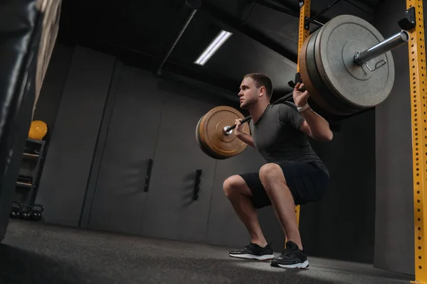 Muskularny Biały Mężczyzna Podnoszący Ciężary Robiący Kucki Siłowni Crossfit Sportowiec — Zdjęcie stockowe