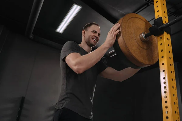 Feliz Atleta Crossfit Sonriente Poniendo Más Pesas Barra Preparándose Para — Foto de Stock