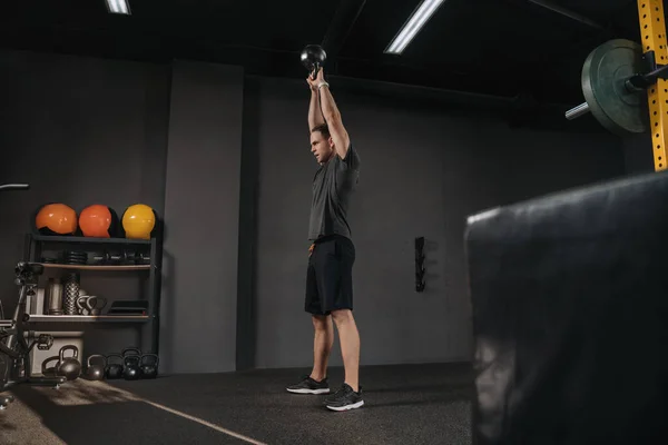 Hezký Atletický Mladý Muž Zvedající Kettlebell Oběma Rukama Jako Křížový — Stock fotografie