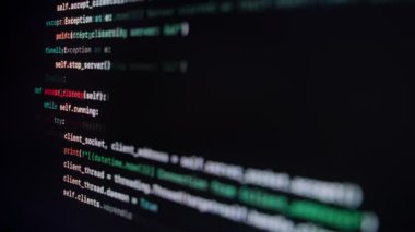Siyah ekranda çalışan ve bir arka uç programının satırlarını gösteren kodun yakın plan görüntüsü