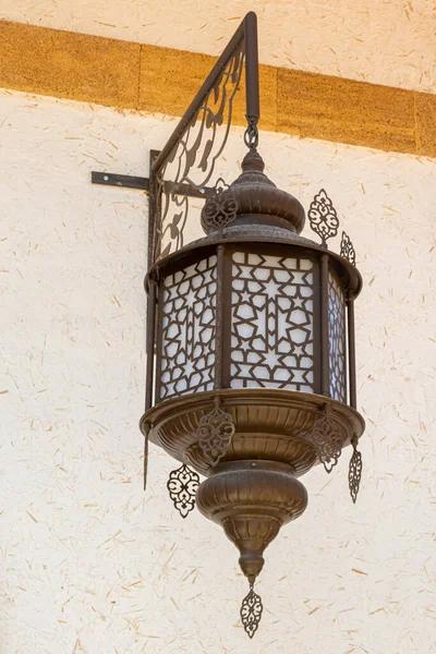 Oude Straatlamp Oosterse Stijl Met Metalen Details Oude Muur — Stockfoto