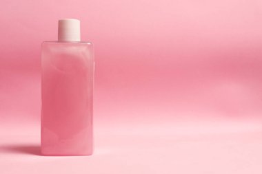 Nacre desenli sıvıyla pembe renkte kozmetik savaşı..