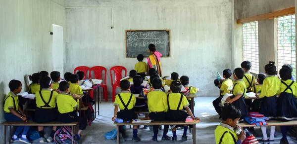 Malda India Febrero 2Nd 2019 Una Maestra Enseñando Aula Llena — Foto de Stock