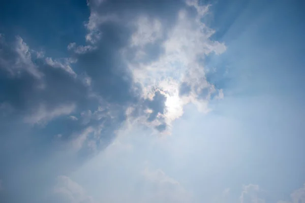 Dia Ensolarado Fotografia Céu Azul Com Nuvens Raios Sol — Fotografia de Stock