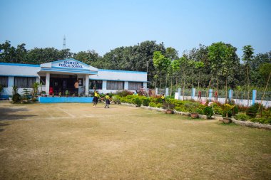 Malda, Hindistan - 2 Şubat 2019: Önünde çocuk parkı olan bir anaokulu binası