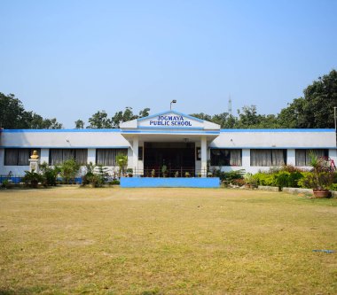 Malda, Hindistan - 2 Şubat 2019: Önünde çocuk parkı olan bir anaokulu binası