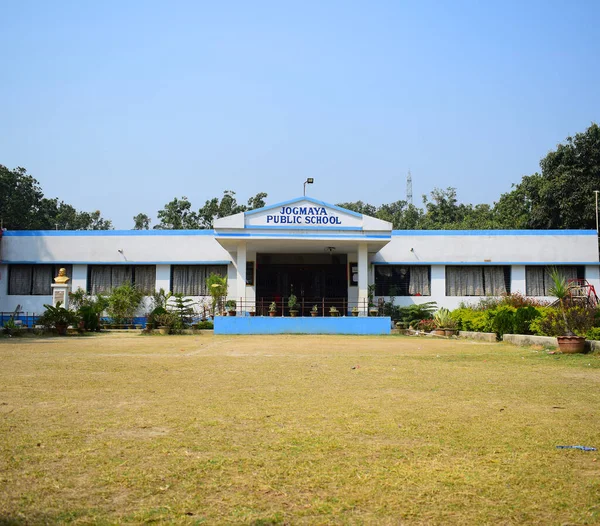 Malda, Hindistan - 2 Şubat 2019: Önünde çocuk parkı olan bir anaokulu binası