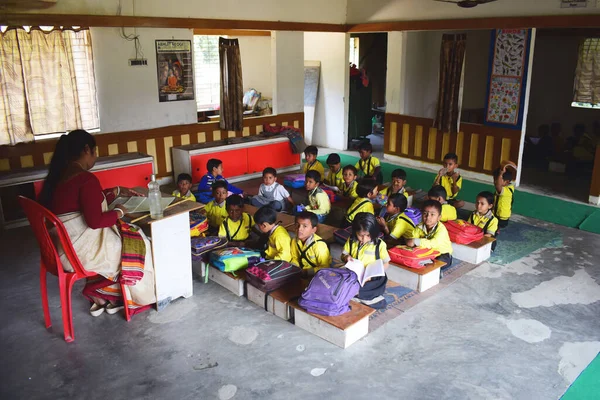 Malda India Febrero 2Nd 2019 Una Maestra Tomando Clases Niños — Foto de Stock