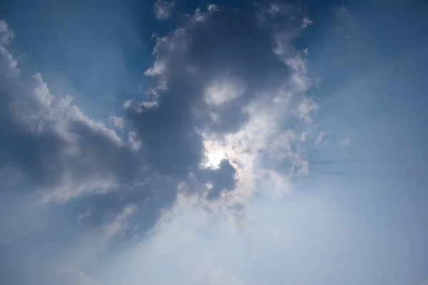 Dia Ensolarado Fotografia Céu Azul Com Nuvens Raios Sol — Fotografia de Stock