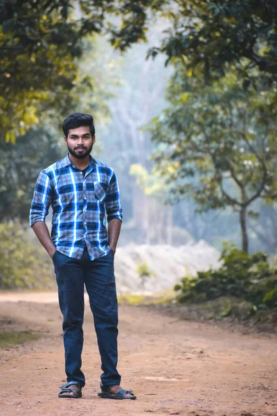 Jeune Garçon Indien Debout Dans Une Forêt Regardant Caméra Extérieure — Photo