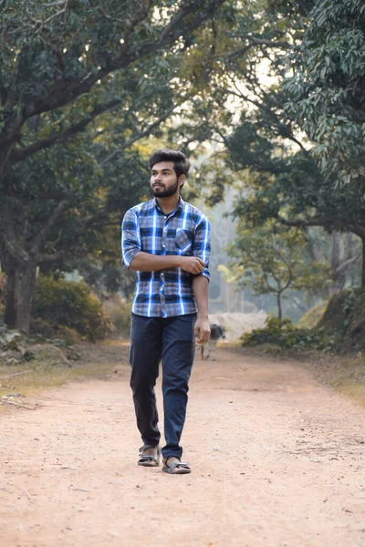 Jovem Caminhando Pelo Caminho Floresta Enquanto Dobra Manga — Fotografia de Stock