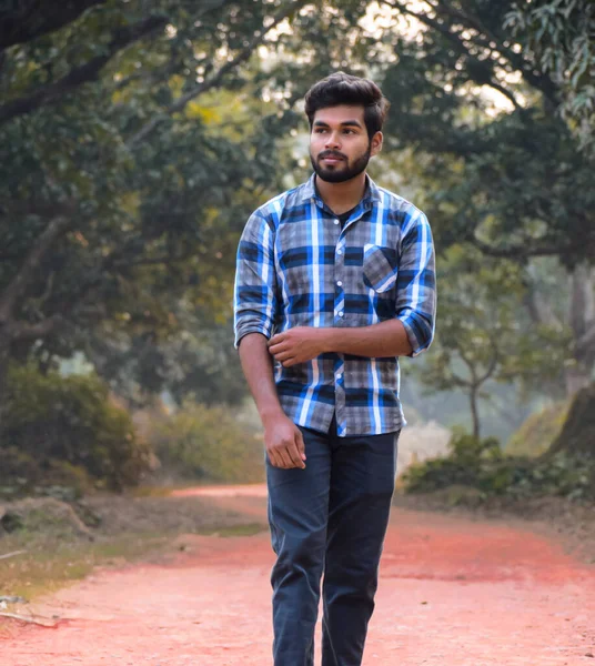 Jovem Caminhando Pelo Caminho Floresta Enquanto Dobra Manga Livre — Fotografia de Stock