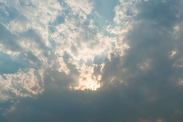 Céu Azul Nuvens Brancas Sol Sob Céu Branco Sol Luz — Fotografia de Stock