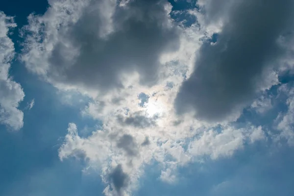 Céu Azul Nuvens Brancas Sol Sob Céu Branco Sol Luz — Fotografia de Stock