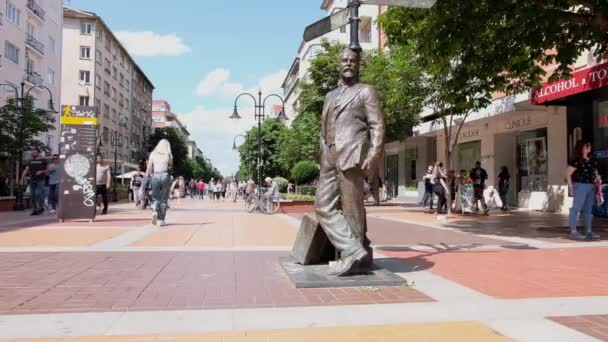 Sofia, Bulgarie - 5 juin 2021 : Personnes se promenant dans le centre d'attraction touristique de Sofia - Boulevard Vitosha par une journée d'été lumineuse — Video