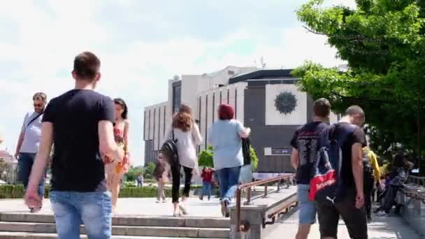 Sofia, Bulgarije - 5 juni 2021: Mensen wandelen voor Nationaal Paleis van Cultuur in het centrum op heldere zomerdag — Stockvideo