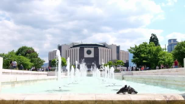 Sofía, Bulgaria - 5 de junio de 2021: Edificio del Palacio Nacional de la Cultura con fuentes funcionando — Vídeos de Stock