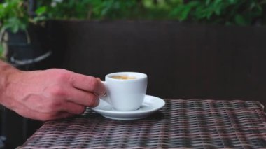 Bir kafede ya da restoranda seramik bardağa sağlıklı bitki çayı doldurmak.