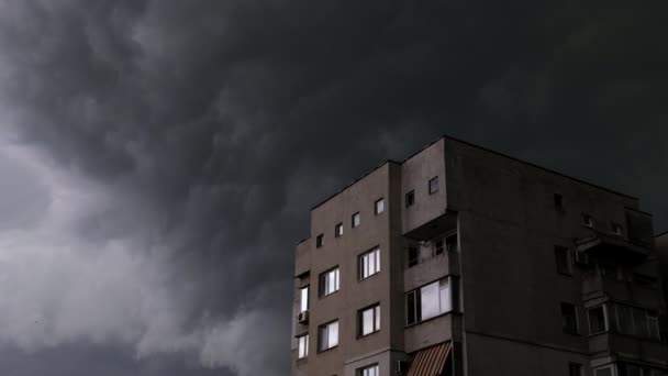 Nuvens de tempestade escura temperadas em movimento rápido com vento forte na cidade com construção de um lado. Tempestade — Vídeo de Stock
