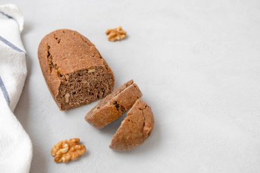 Tarafsız gri zemin üzerinde taze pişmiş mayalı cevizli ekmek ve metin için boşluk.