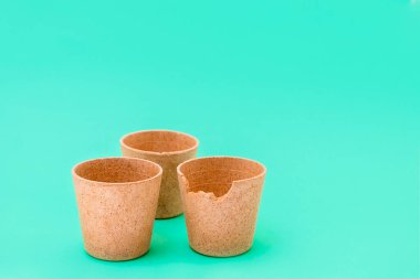 Yeşil zemin üzerinde üç eko waffle fincanı metin için yer, yenilebilir fincanlar