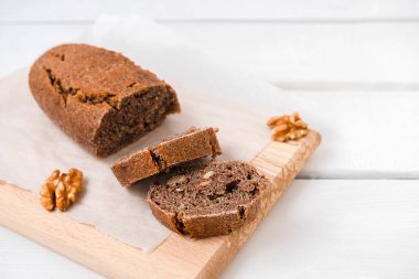 Beyaz ahşap masada ev yapımı cevizli ekmek..