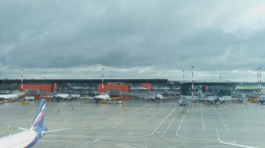 MOSCOW - 04 Eylül 2021: Sheremetyevo uluslararası havaalanının karamsar bir günde manzara görüntüsü