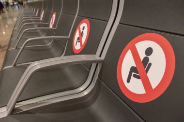 BARCELONA, SPAIN - 18 Ağustos 2021: Barcelona 'daki havaalanının perspektifinde oturma ve mesafe işaretlerini koru