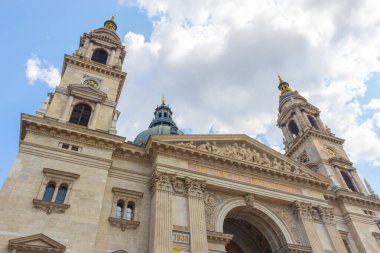 BUDAPEST, HUNGARY - 19 Ağustos 2021: Güneşli bir günde St. Stephens Bazilika Katedrali 'nin cephesi ve girişi