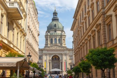 BUDAPEST, HUNGARY - 19 Ağustos 2021: güneşli bir günde St. Stephens Bazilika Katedrali