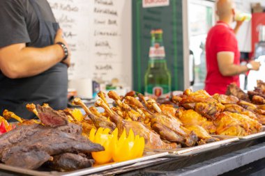 BUDAPEST, HUNGARY - 19 Ağustos 2021: Budapeşte 'deki sokak yiyecekleri pazarında geleneksel Macar barbekü yemekleri