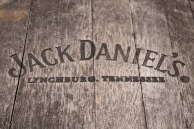 BUDAPEST, HUNGARY - 19 Ağustos 2021: Jack Daniels viski logosu eski ahşap fıçının tepesinde yandı
